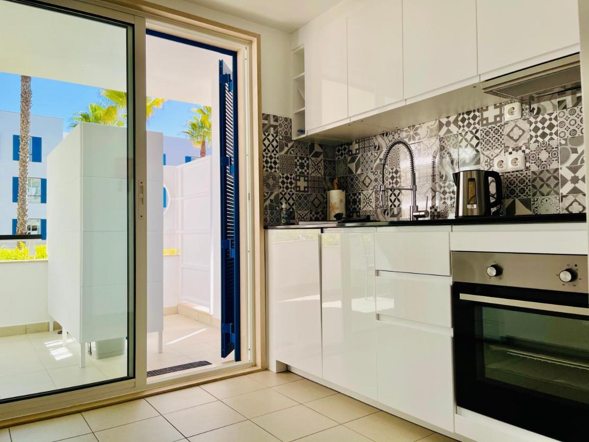 Angies Marina Apartment, Includes 2 Free Passes For The Marina Pool لاغوس المظهر الخارجي الصورة