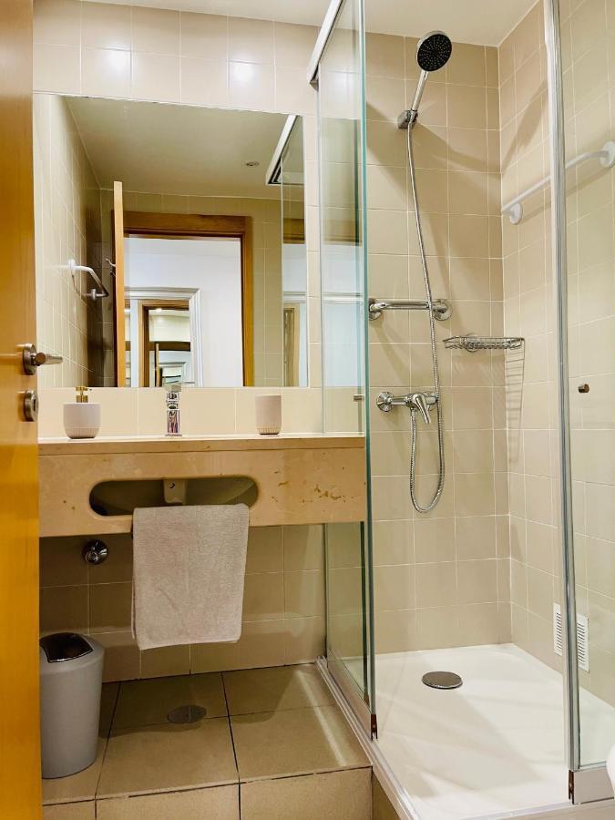 Angies Marina Apartment, Includes 2 Free Passes For The Marina Pool لاغوس المظهر الخارجي الصورة