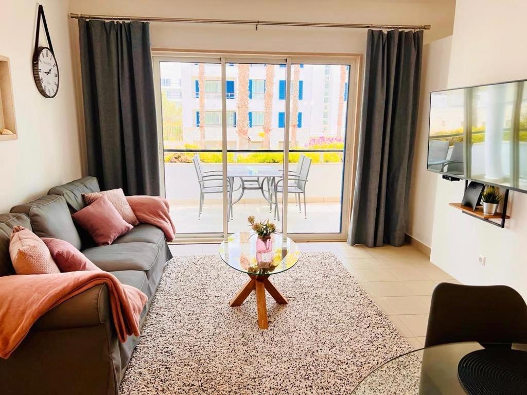 Angies Marina Apartment, Includes 2 Free Passes For The Marina Pool لاغوس المظهر الخارجي الصورة